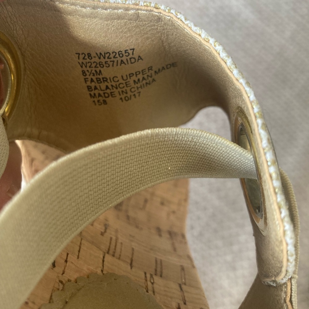 White mountain. Women’s stylish wedge sandals. Barely worn. - Picture 4 of 5
